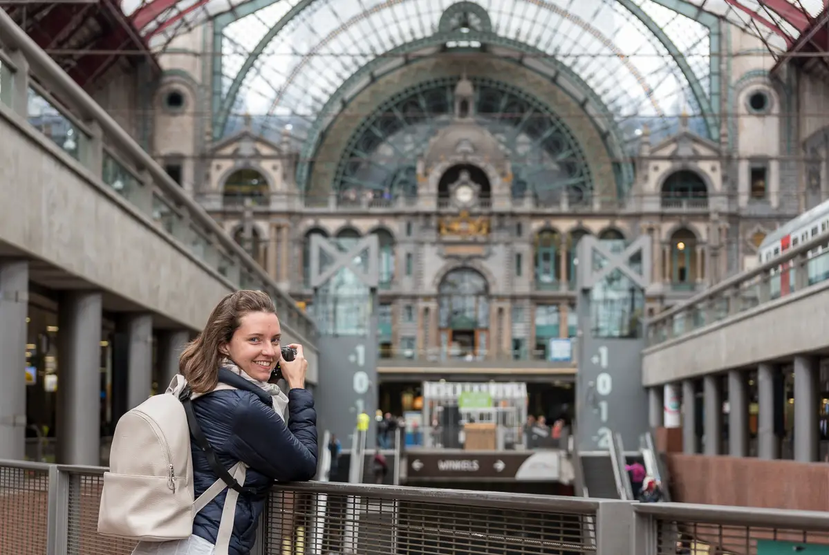 Bahnhof Antwerpen mit Frau, die über Schulter schaut