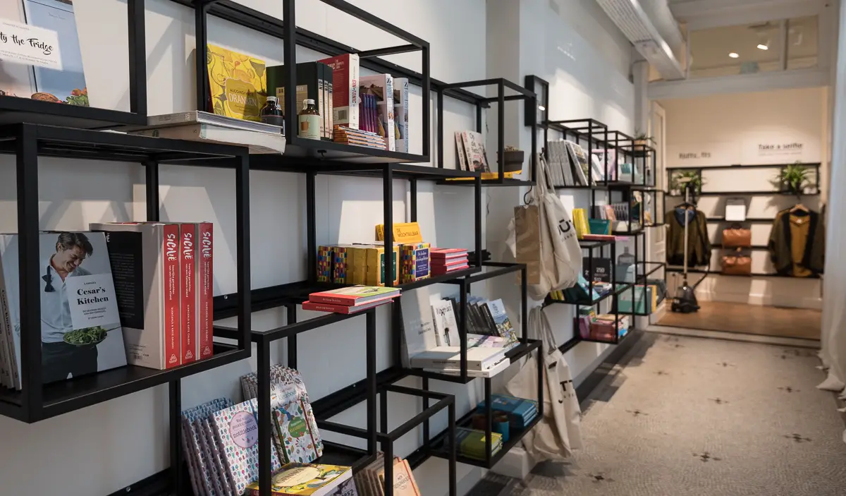 modernes Bücherregal in Laden in Antwerpen