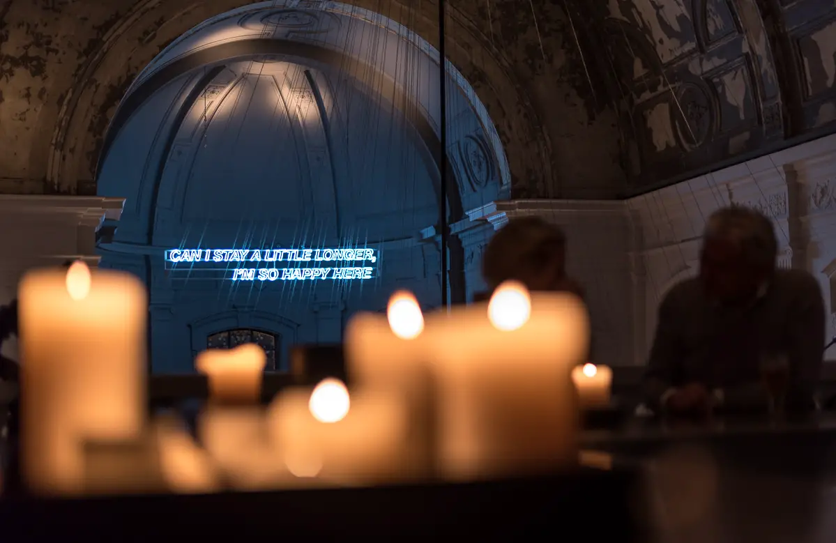 belgische Bar bei gedimmten Lich mit Kerzenschein