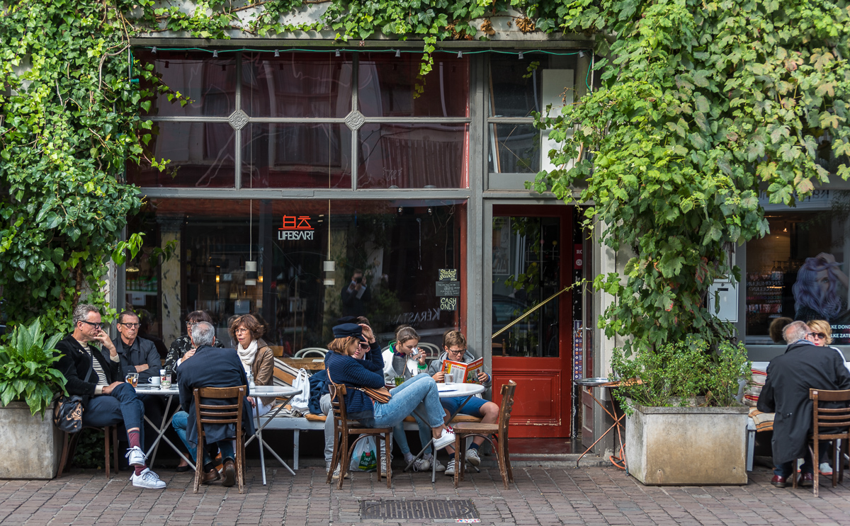 typisch belgisches Cafe in Antwerpen mit Sitzgelegenheit vor der Tür in