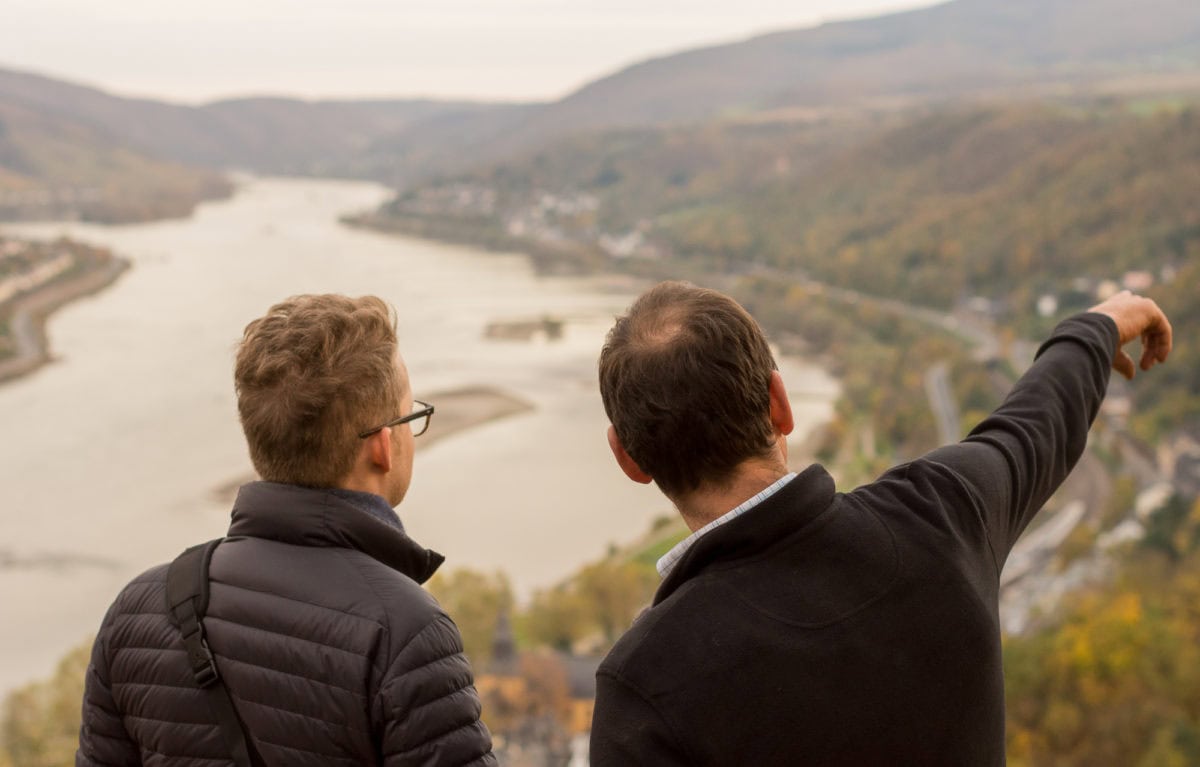 Zwei Männer unterhalten sich auf Weinberg im Mittelrhein, einer zeigt in die Ferne