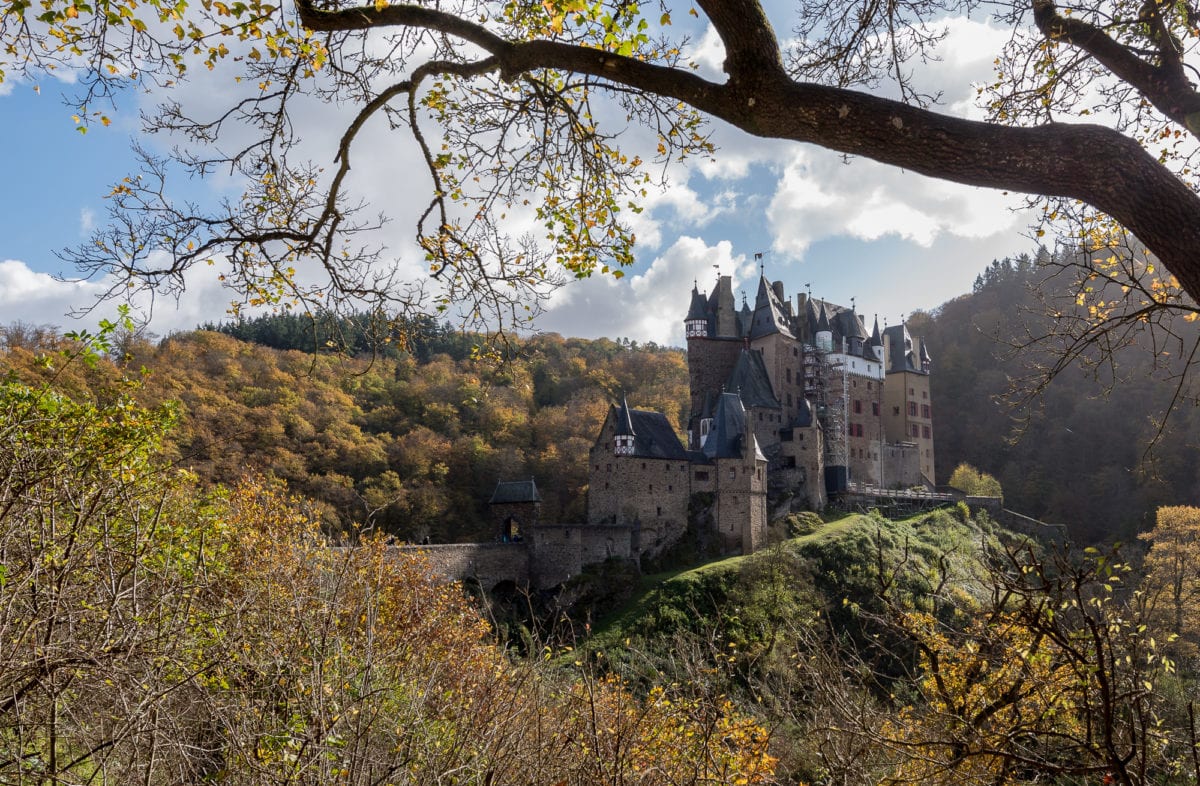 Pinne das Foto, um Dir die Infos und Empfehlungen zu einem Kurztrip am Mittelrhein zu speichern! Landschaftsaufnahme von Burg Eltz