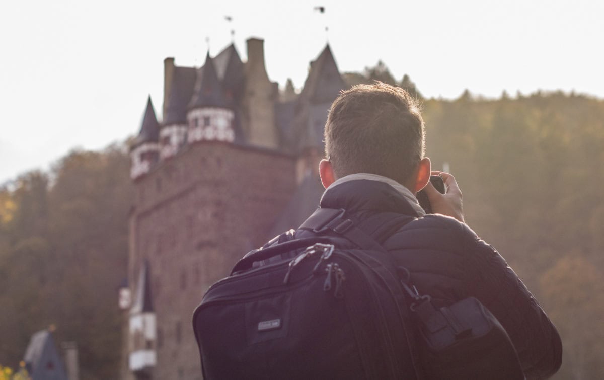 Mann fotografiert Burg Eltz