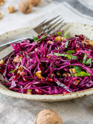 Rotkohlsalat mit Granatapfelkernen und Walnüssen