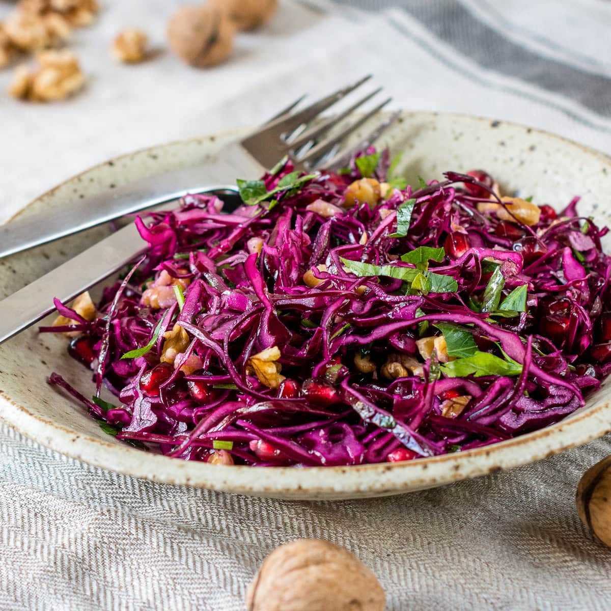 Rotkohlsalat mit Granatapfelkernen und Walnüssen