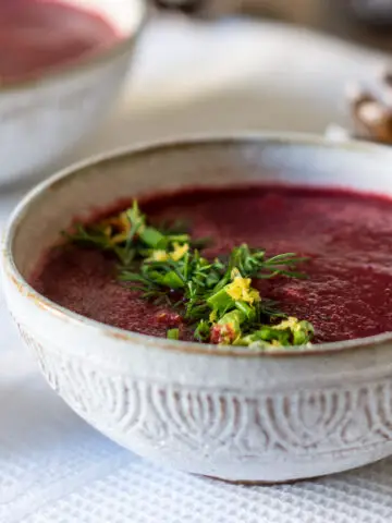 Suppenschüssel mit Roter Bete Suppe gefüllt und Dill getoppt