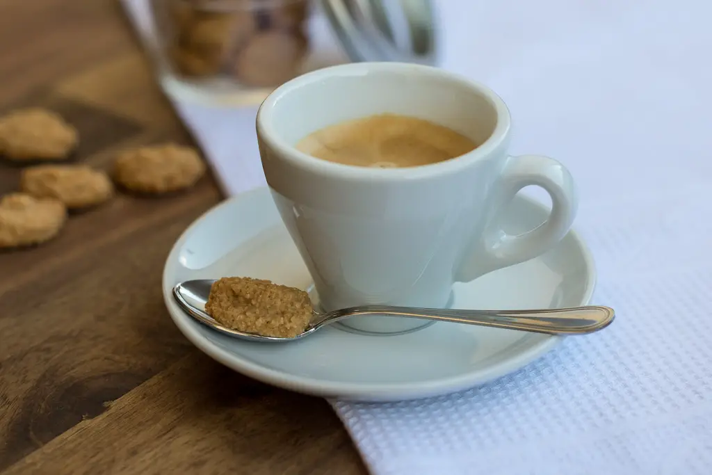 Espresso mit Teelöffel und kleinem Amarettini Keks