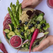 Topshot von Buddha Bowl mit pinkem Dressing