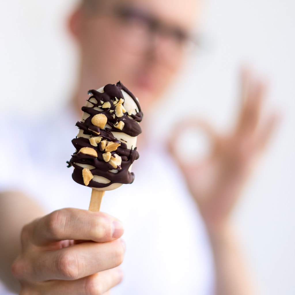 Eis am Stiel mit Schokolade und Erdnüssen