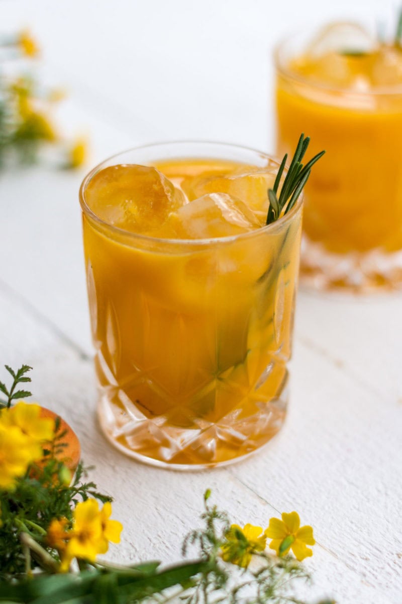 Gesunder Durstlöscher im Glas mit Rosmarin und Sanddorn