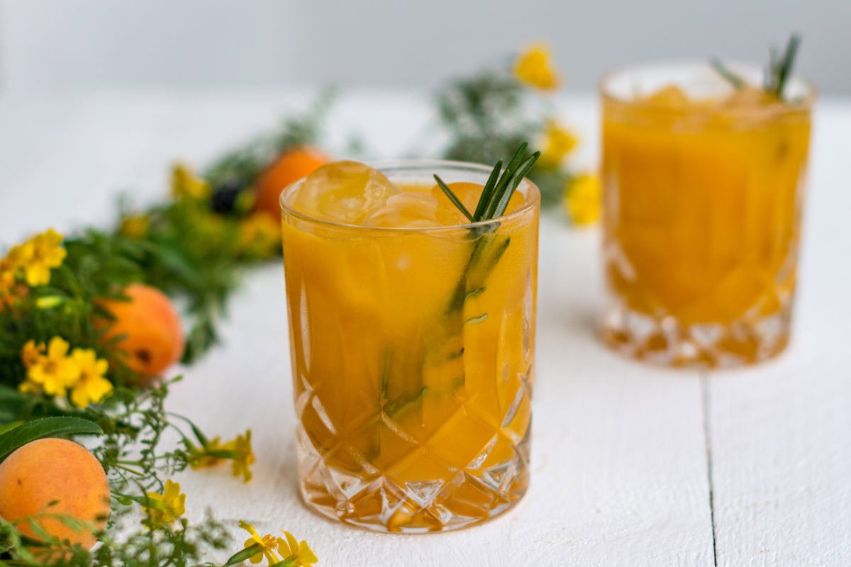 Gesunder Durstlöscher im Glas mit Rosmarin und Sanddorn