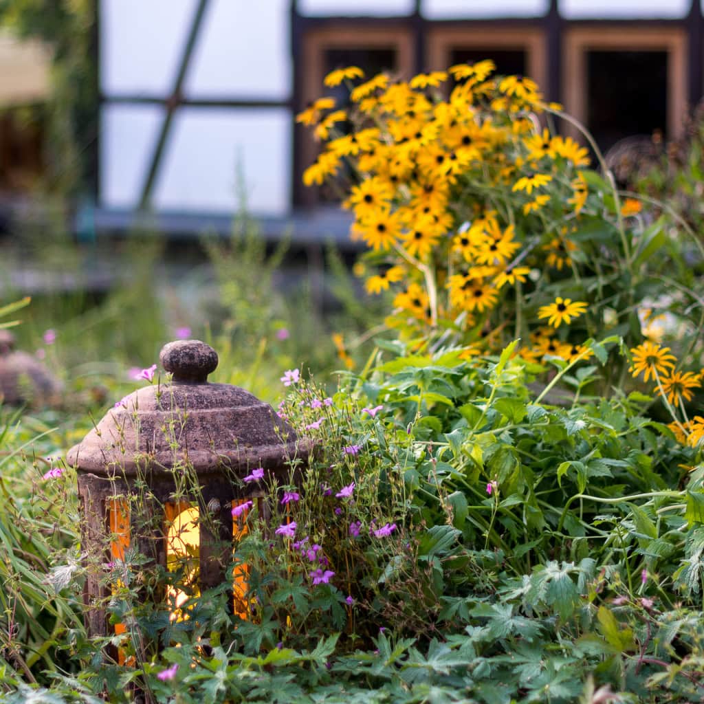 kleine, leuchtende Steinlaterne in Garten der Ayurveda Akademie r