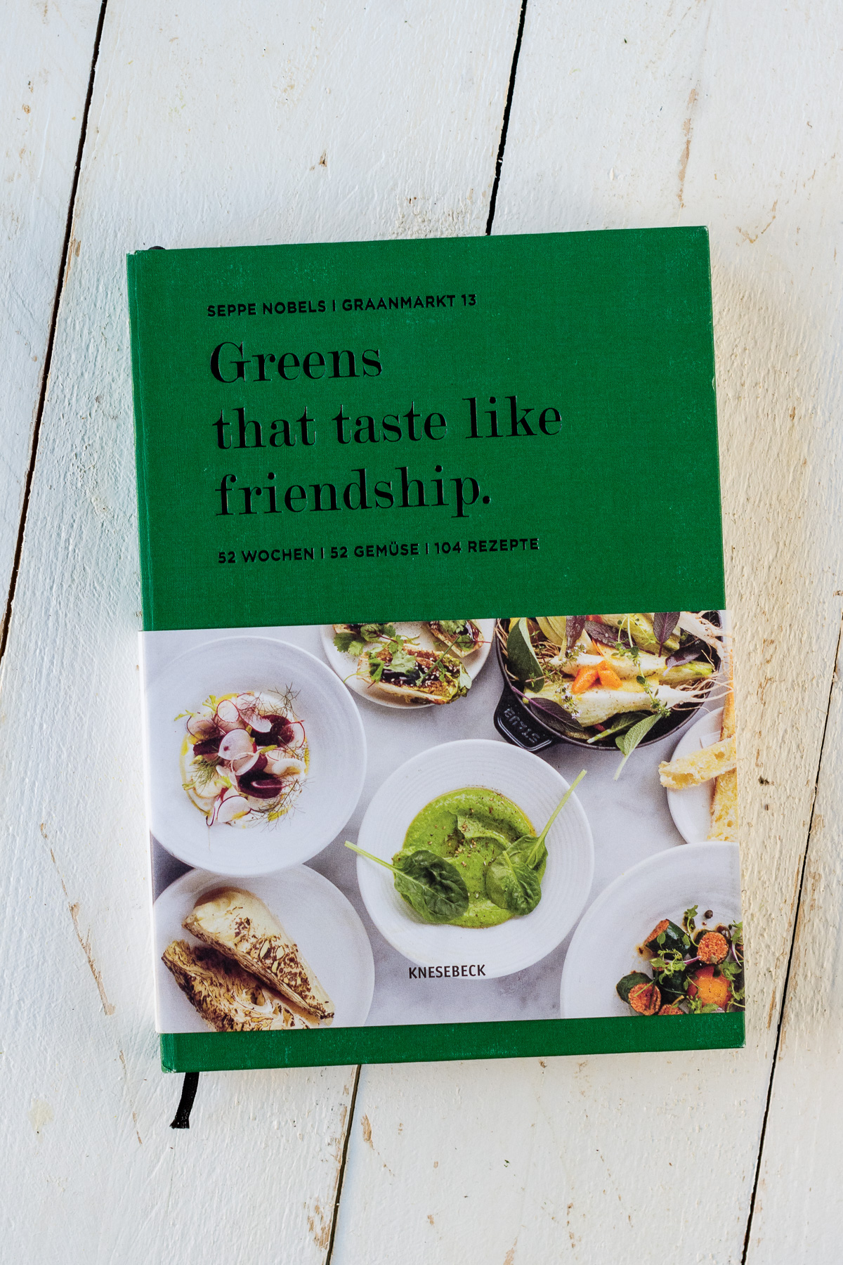 Buch Greens that taste like friendship auf weißem Untergrund.