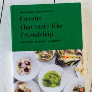 Buch Greens that taste like friendship auf weißem Untergrund.
