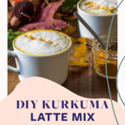 Tasse mit Kurkuma Latte und Milchschaum vor herbstlichen Blättern