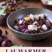 Schüssel gefüllt mit Radicchio, Birnenstücke und Fourme d'Ambert