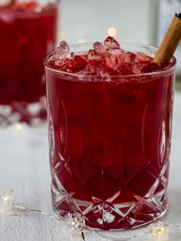 Rote Bete Apperitif im Glas mit Zimtstange garniert