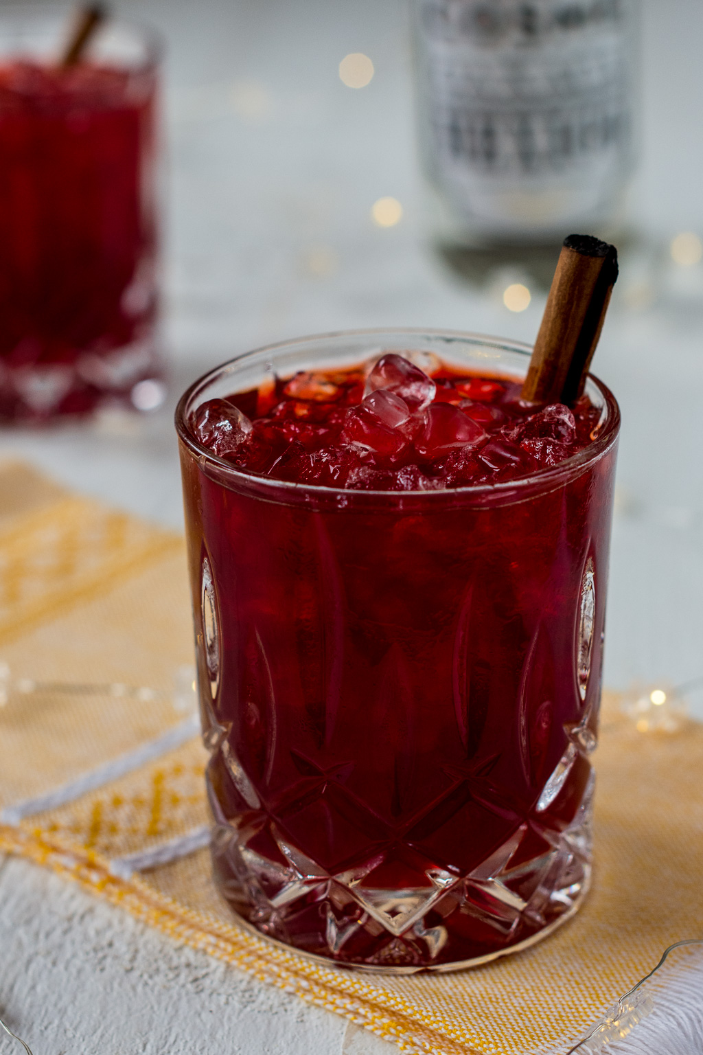 Rote Bete Apperitif im Glas mit Zimtstange angerichtet