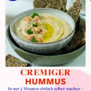 Cremiger Hummus in Schale mit Kichererbsen getoppt und Knäckebrot angerichtet
