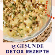 Topshot von weißem Teller mit Kohlrabi -Apfel-Carpaccio, getoppt mit Pinienkernen und Kresse