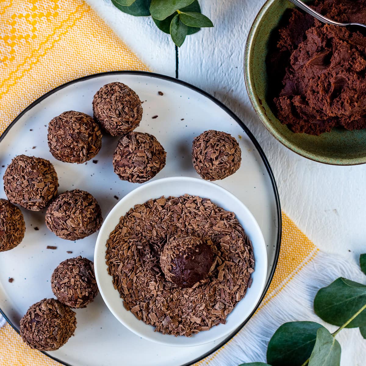 Vegane Avocado Schoko Trüffel mit Orange – so schokoladig und lecker!