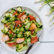 Topshot von frischem Gurkensalat mit Grapefruit auf Teller