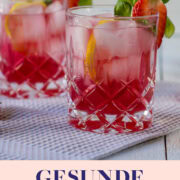 Gesunde Erdbeerlimonade als Durstlöscher in Wasserglas