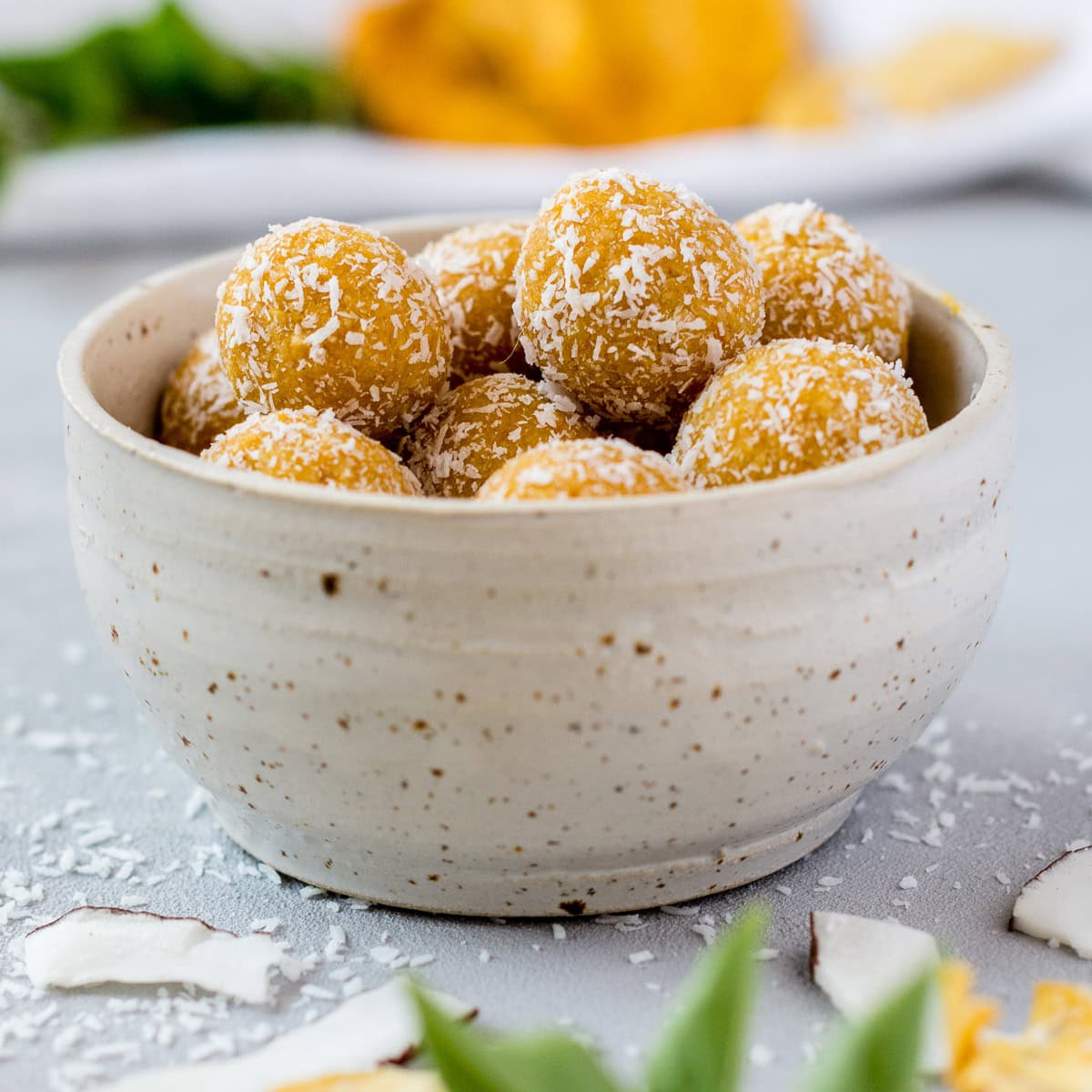 Pinne das Foto, um meine Rezeptsammlung für leichte Sommerrezepte zu speichern! Sommerliche Energiebällchen mit Ananas und Kokos - Bliss Balls ohne Datteln!