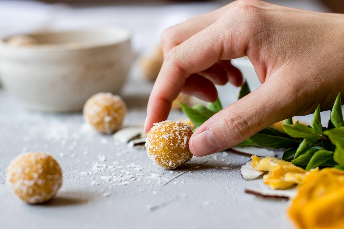 Hand greift ein Energiebällchen.