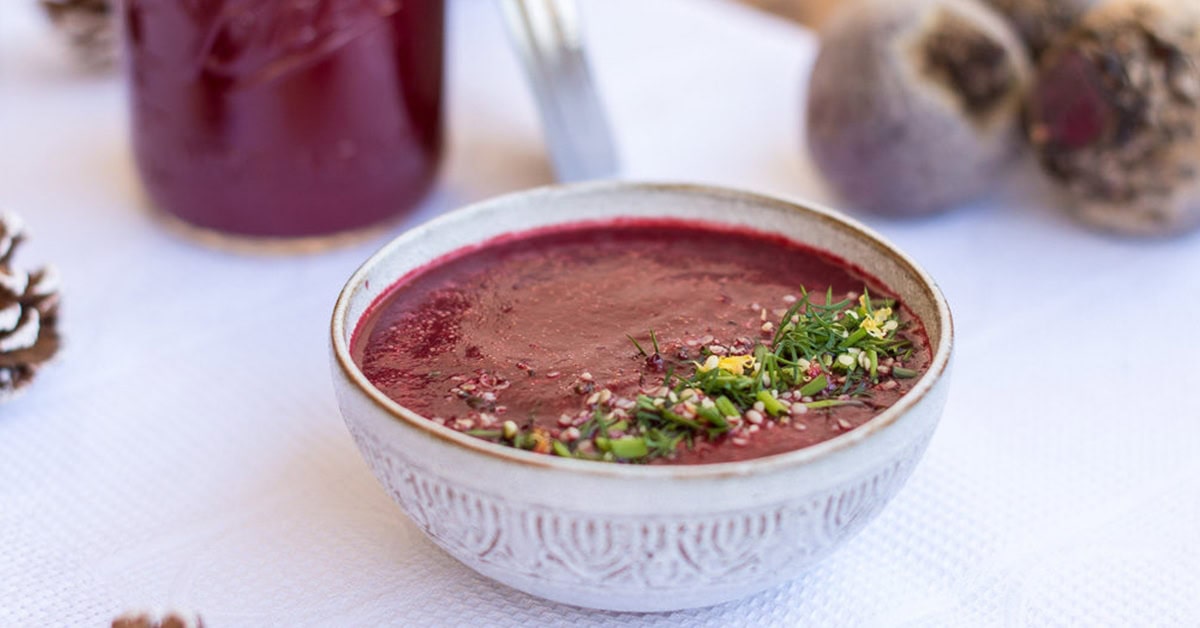 Suppenschüssel mit roter Bete Suppe und Dill getoppt