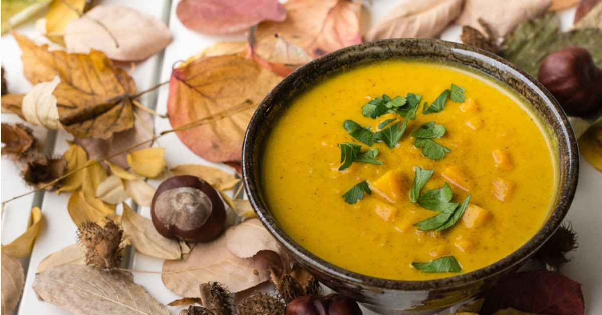 Würzige Butternut Kürbissuppe mit Rauchsalz und Curry - vegan