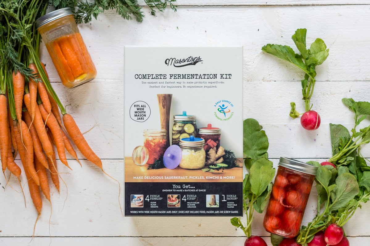 Pinne das Foto, um Dir die zwei Einsteiger Rezepte für Fermentation zu speichern! Topshot Fermentationsset, dekoriert mit Gemüse