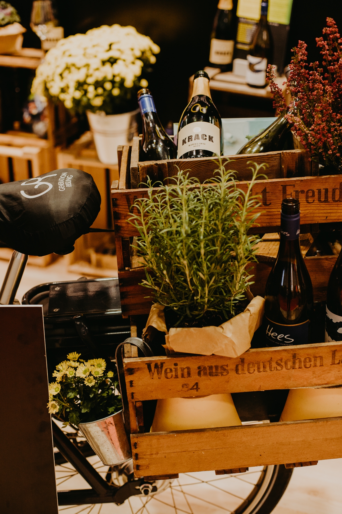 Fahrrad mit Weinkiste, Weinflasche und Rosmarin auf dem Gepäckträger.