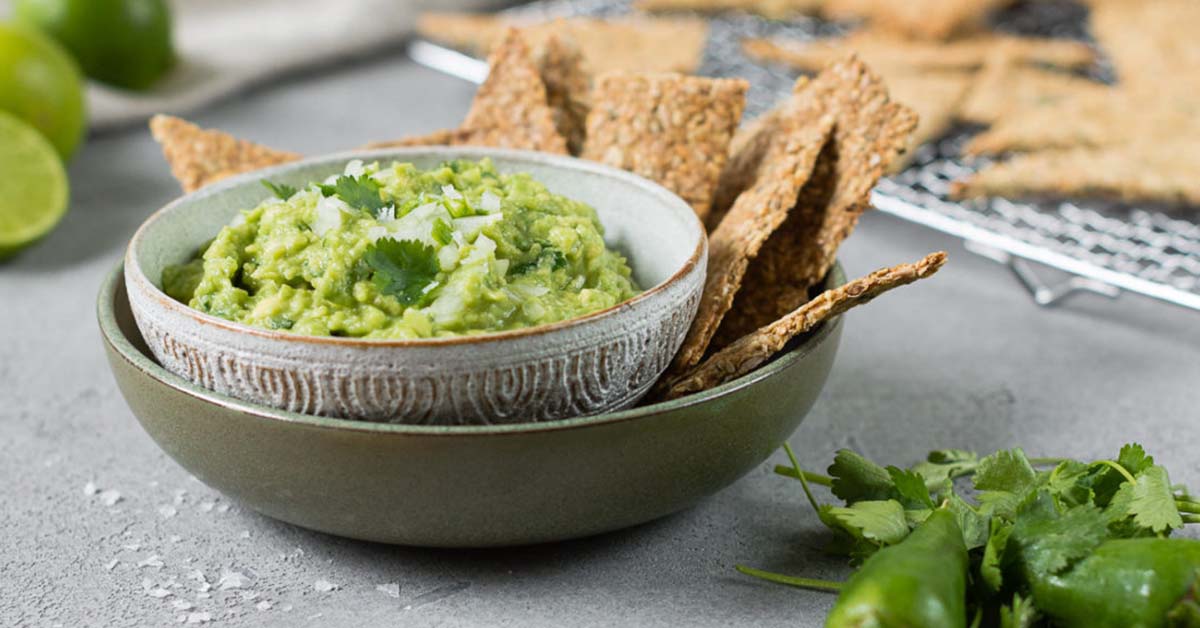 Schüssel gefüllt mit frischer Guacamole wie aus Mexico