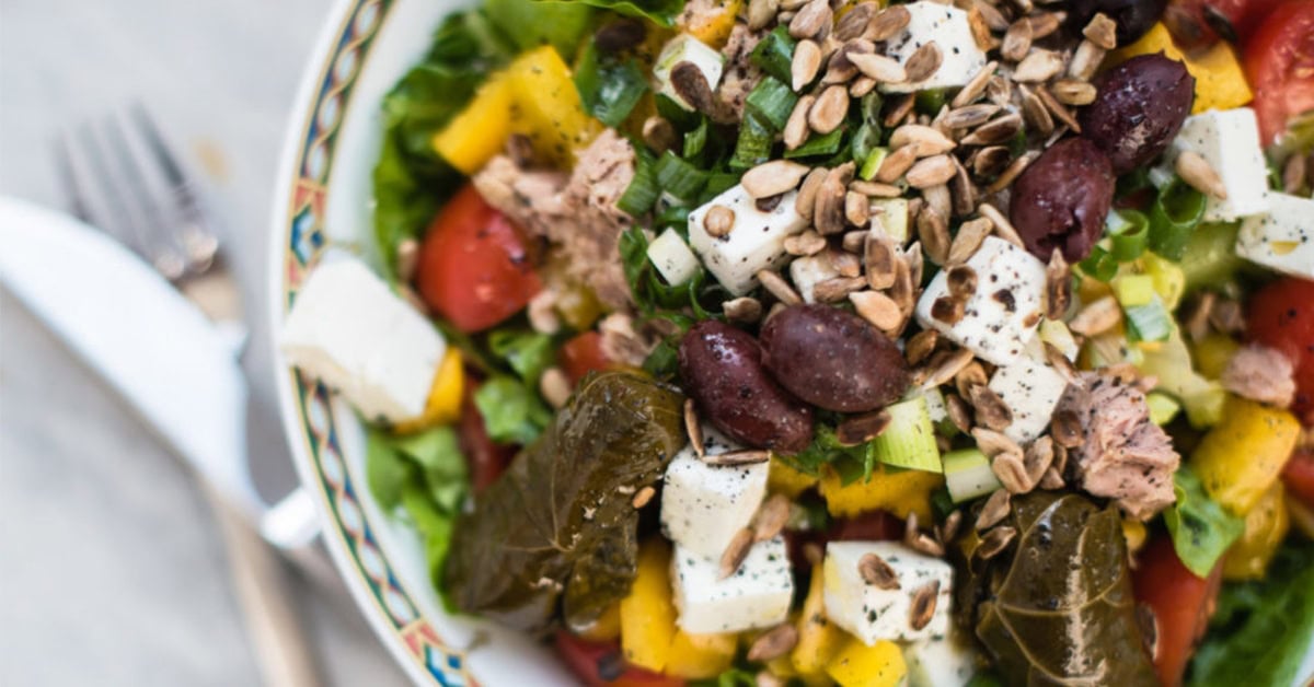 Einfaches Rezept: Gemischter Salat mit Thunfisch und Feta