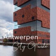 Gebäude in Antwerpen gebaut aus einer Mischung von Glas und roten Backsteinen