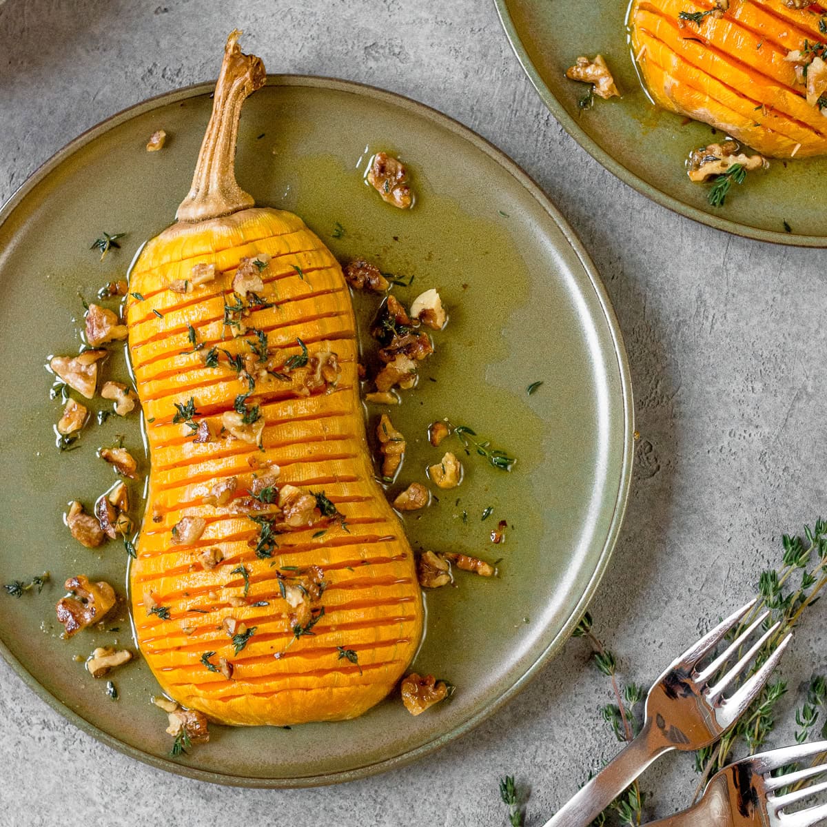 Butternut Kürbis im Hasselback-Stil mit Thymian und Walnüssen 