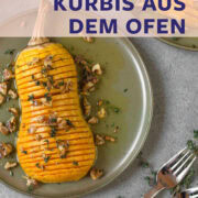 Bild von oben von zwei Gabeln und einem Teller mit einem halben Butternut Kürbis, Walnüssen und Kräutern.