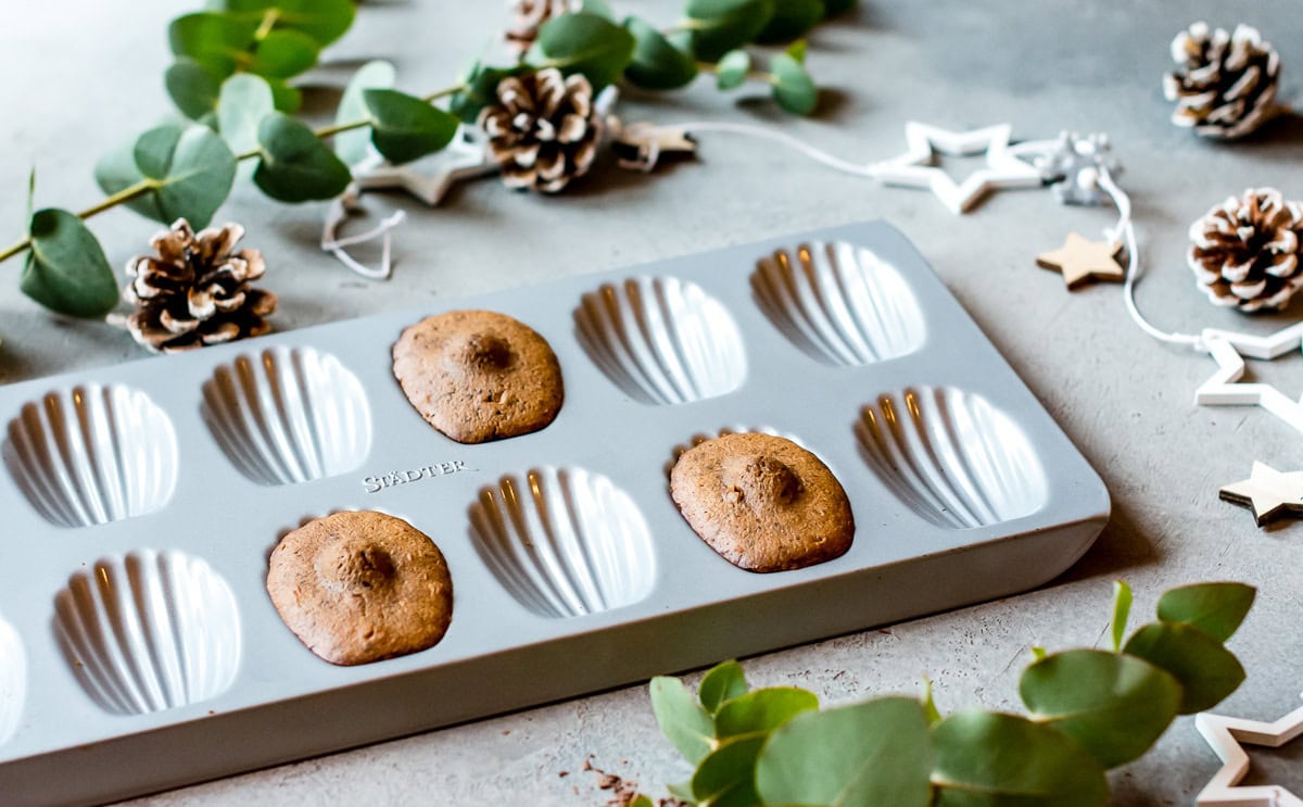 Backform mit Schokoladen Madeleines.