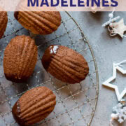 Topshot von Kuchengitter mit Madeleins mit Schokoladenüberzug.