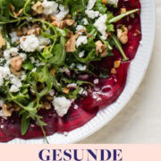 Topshot von Rote Bete Carpaccio mit Ziegenkäse und Rucola