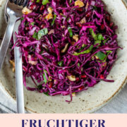 Topshot von fruchtigem Rotkohlsalat