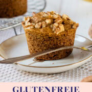 Glutenfreie Bananenmuffins mit Walnüssen und Zimt auf kleinem Teller mit Bananen und Muffins im Hintergrund.