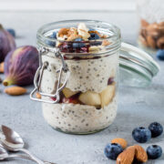 Bügelglas gefüllt mit Overnight Oats und Früchten.