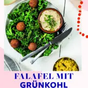 Topshot von Grünkohl mit Curry Falafel