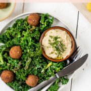 Topshot von Grünkohl mit Curry Falafel