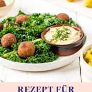 Schnelle Curry-Falafeln mit gebratenem Grünkohl und Hummus, im Hintergrund Falafel Bällchen vor dem Backen