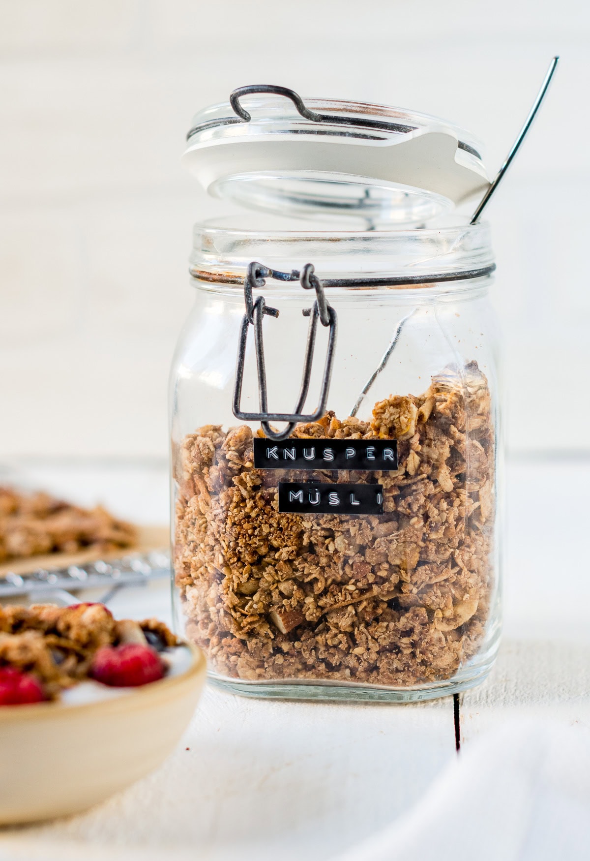 Granola selber machen: Ein Bügelglas gefüllt mit Knuspermüsli.