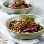 Teller mit Rote Bete, Linsen und Dill und zwei Gabeln.