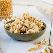 Gesundes Popcorn mit Kokosöl und Zimt in einem kleinen Schälchen